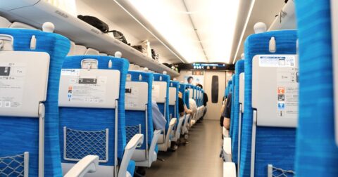 新幹線で「1人で2席分占領する」外国人客にイライラ…自由席なら仕方ない？→JRからは“納得の回答”が〈再配信〉 – 鉄道トレンド最前線