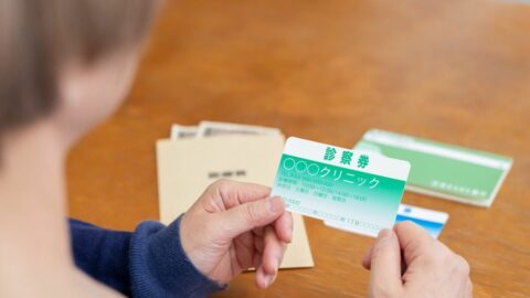 8月から｢高額療養費制度｣が改定…医療費の上限引き上げで負担増？ ｢年間上限｣が新設されても本当に損しない？ | ライフ | 東洋経済オンライン