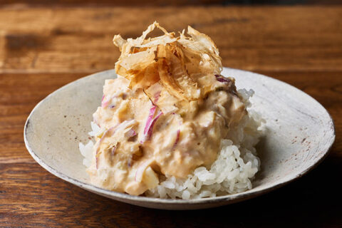 【ごはん×タルタルソースがさらに進化！】赤玉ねぎと鰹節が決め手！　旨味と食感の”進化系ツナマヨ”タルタル