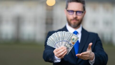 ｢人はお金があれば幸せになれるのか｣2人の権威ある研究者が”真逆の主張”の末にたどり着いた《至極真っ当な結論》 | ライフ | 東洋経済オンライン