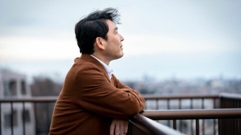 結婚して家庭を持つのがまだ標準？ ｢推し活で休む｣と言いづらい単身者､入院も老後も家族頼みの社会 | ライフ | 東洋経済オンライン