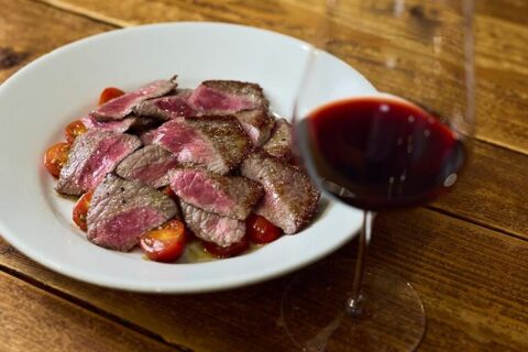 肉汁と果汁に溺れそうな”おしゃれ焼き肉”。サンジョヴェーゼに捧げる「牛肉とトマトのさっと焼き」／『オステリア コマチーナ』亀井良真シェフの「家つまみレシピ」