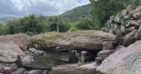 サルデーニャ島で1800年前の「巨人の墓」が出土！ 謎多き古代ヨーロッパ「ヌラーゲ文明」