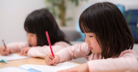 「自分から机に向かう子」の親が言っている口ぐせ・ベスト1【赤ペン先生×安達裕哉】 – 赤ペン先生のほめ方