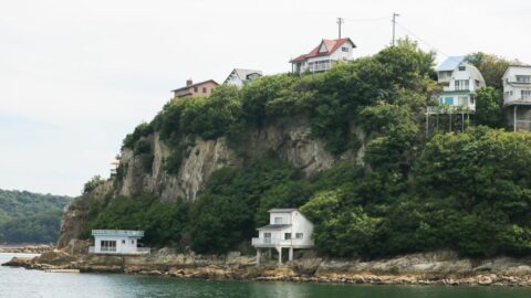 《島全体が別荘地》バブル遺産350軒､廃墟化も進む｢日本のエーゲ海｣で｢営業せずに取引の9割を握る｣大阪の不動産屋の正体 | ライフ | 東洋経済オンライン