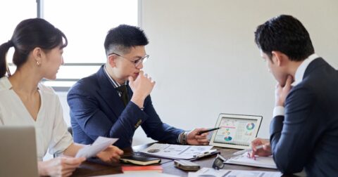 あなたの違和感は正しい。なぜ「誰も意見を言わない会議」が生まれてしまうのか – 組織の違和感 結局、リーダーは何を変えればいいのか？