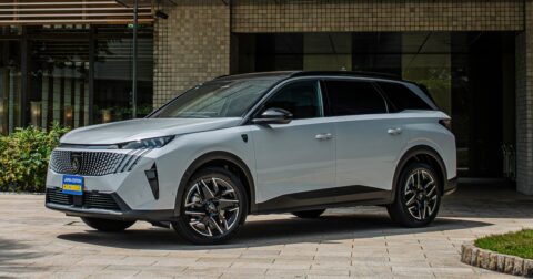 1.2Lエンジンでも非力じゃない！プジョーの7人乗りSUV「5008」が生み出す“重厚な走り”【試乗記】 – CAR and DRIVER 注目カー・ファイル