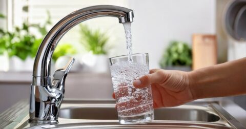「水道水が飲めるのは、世界でたった9か国」日本以外だと、どこが飲める？ 【書籍編集局セレクション】 – 経済は地理から学べ!【全面改訂版】