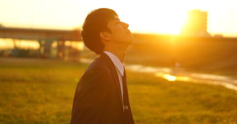 崖っぷちに追い込まれた人が「責任」を取る前に知っておくべきたった1つのこと – 「悩まない人」の考え方