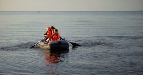 【薄いゴム一枚で海と隣合せの恐怖】最上級のスリルと人生模様を味わう「漂流もの」・ベスト1 – 極限の漂流118日間