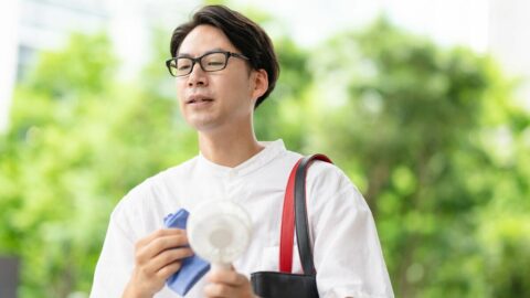 毎日洗濯しても｢臭いおじさん｣になるのは当然だった…ビジネスマンを襲う”服のニオイ”の本当の原因 | ライフ | 東洋経済オンライン