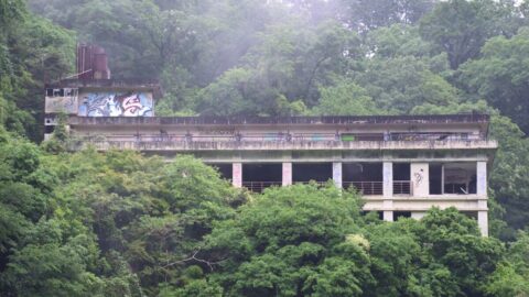 温泉が消えた｢人口1007人の町｣に観光客15万8356人…30年間解体できない《廃墟ホテル》と､100年ぶりに復活した｢飲み物｣ | ライフ | 東洋経済オンライン