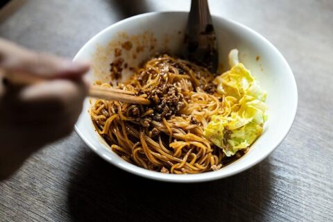 【dancyu編集部員が担当記事を動画で再現】自家製の辣油と花椒油が決め手！　「肉そぼろ和え麺」