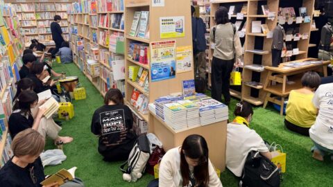 深夜0時過ぎの紀伊國屋書店が大にぎわい…｢本が読めない｣のはあなたのせいじゃなかった？”パーティー型読書”を体験 | ライフ | 東洋経済オンライン