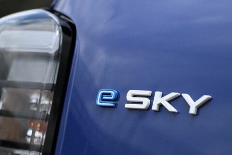 ガソリン車から自然に乗り換えられる安心感…スズキ新型軽乗用BEV｢e SKYプロトタイプ｣の徹底した”普通”に賛美 | ライフ | 東洋経済オンライン