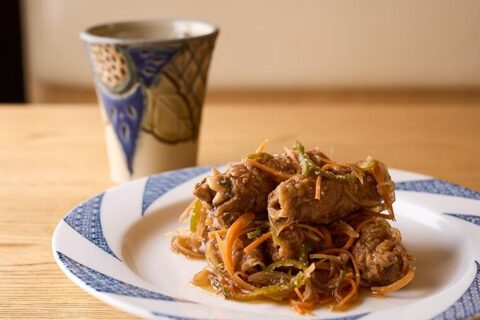 【即晩酌！のストック焼酎つまみ】黒酢と豚肉のコクが甘芳ばしい麦焼酎にマッチ！豚しそ巻きの南蛮漬け／＠八丁堀「だけん」のつまみレシピ