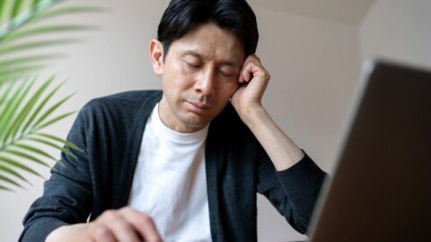 そりゃ夜更かしできないわけだわ…年を取ると”朝型”に変わる｢体内時計｣の年齢変化と男性に”夜型”が多い生物学的理由 | ライフ | 東洋経済オンライン