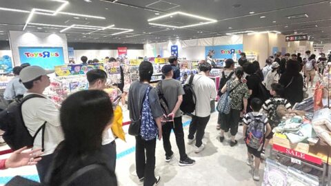 瞬時に売り切れも！上野にできた”大人向け”トイザらス､売れ筋はスクイーズと｢中身がわからない｣おもちゃ | ビジネス | 東洋経済オンライン