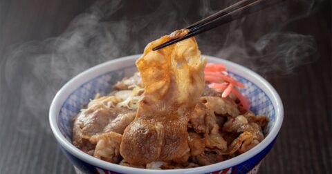 年収が高い外食企業ランキング2025【トップ5】吉野家HDが5位、1位は？ – 注目ランキング