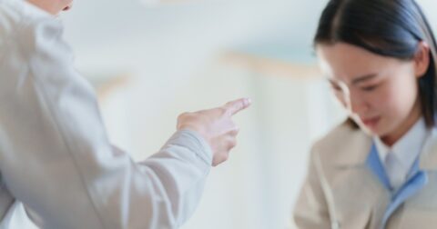 あなたの違和感は正しい。なぜパワハラした人が「そんなつもりはなかった」と言うのか – 組織の違和感 結局、リーダーは何を変えればいいのか？