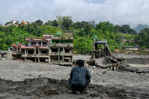 ネパール･中国国境の洪水､行方不明者が4800人に急増…救助隊は孤立した地域への到達に難航 | 政治・経済・投資 | 東洋経済オンライン
