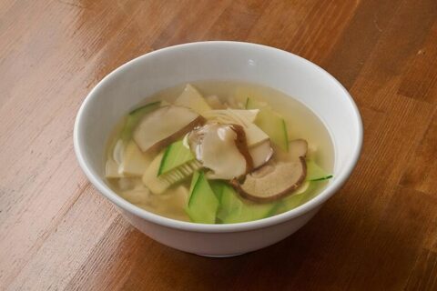 【深く上品な中華の五目スープ】鶏ささみ、椎茸、きゅうり……淡く清らかな具材の風味が、澄んだ鶏スープの味わいを際立たせる「三鮮湯（サヌシェヌタン）」