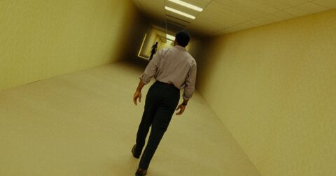 現実世界の“バグ”に落ちたら最後…ネット都市伝説『バックルームズ』が映画になった 