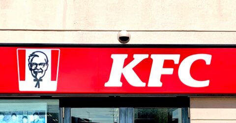 「ボリュームえぐい」「デカすぎる」ケンタッキーの“やけくそバーガー”卵たっぷりで幸福感がすごい！「思った以上にでかくて食べるの大変だった」《実食レビュー》 – 今日のリーマンめし!!