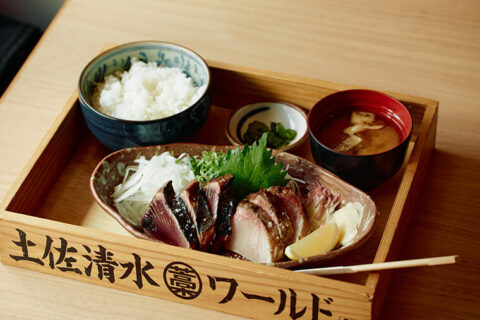 【上野駅1分・旨い魚ランチ】塩タタキからあふれる超濃厚な脂の旨味たるや！／『土佐清水ワールド 上野店』の「鰹とブリの藁焼きMIX定食2,000円」