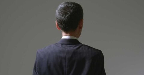 50歳を過ぎて「突然、降格」を言い渡される管理職の態度・ワースト1 – リーダーの仮面