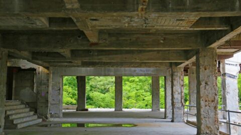 5400坪の《巨大廃墟》が｢古代神殿｣のような姿に…かつて”社員旅行の聖地”として栄えた温泉街､いま進む｢異例の再生｣ | ライフ | 東洋経済オンライン