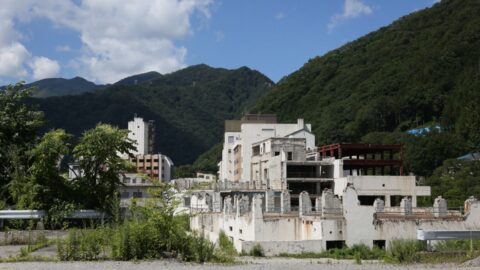 解体に8.3億円の負の遺産…衰退する温泉街の《巨大廃墟》をどうする？ ｢壊す｣でも｢放置｣でもない”まさかの一手” | ライフ | 東洋経済オンライン