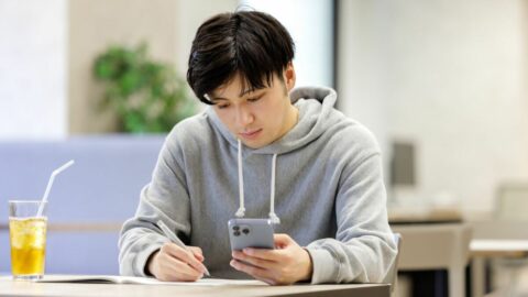 ｢スマホを見ながら勉強できる｣は大間違い…東大教授が警告｢気づかないうちに学力が落ちる｣”ながら勉強”の怖い実態 | ライフ | 東洋経済オンライン