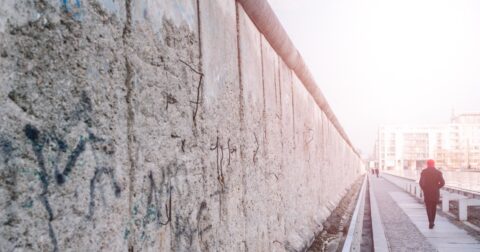 【冷戦の象徴】昨日までの「同盟国」が最大の敵に…ヨーロッパを分断した「鉄のカーテン」とは – アメリカの中学生が学んでいる 14歳からのアメリカ史
