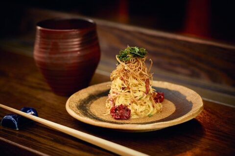 【ありそうでない！驚きの焼酎つまみレシピ】じゃがいもを麺に見立てた「新じゃがのカルボナーラ」と芋焼酎の素敵な出合い／＠学芸大学「つきかげ」