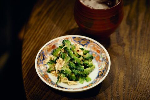 【ありそうでない！驚きの焼酎つまみレシピ2】梅と塩麹を合わせた「ゴーヤと笹身の梅麹和え」と、焼酎ベースのクラフトコーラ×梅酒／＠学芸大学「つきかげ」