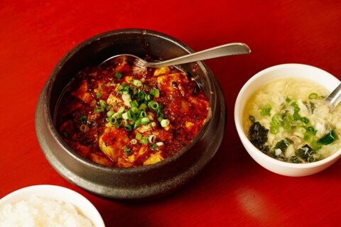 【秋葉原駅1分・中華】羊肉のパワフルな旨味と、冴え渡るシビ辛な麻辣。白飯がノンストップな『香福味坊』の「ラム肉たっぷり麻婆豆腐1,200円」