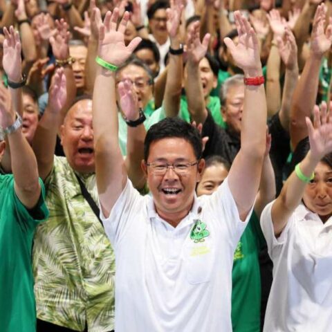 沖縄知事選｢自民系新人が12年ぶり県政奪還｣でも高市首相に吹かぬ”追い風”､圧勝の裏にあった｢応援拒否｣の複雑事情 | 政治・経済・投資 | 東洋経済オンライン