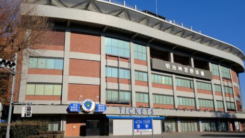 ｢子どもも観るのにアホか｣｢球場の雰囲気にそぐわない｣との声が…神宮球場｢キャバ嬢始球式中止｣に見る”夜職拒絶”の真因 | ライフ | 東洋経済オンライン