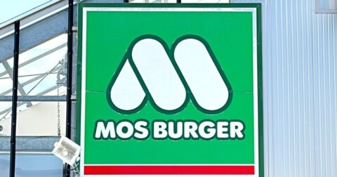 「ウマすぎて笑いが出る」「感動レベル」モスバーガーの“豪快すぎるメニュー”最後の一口まで絶品です！「並んだ甲斐ありました」《実食レビュー》 – 今日のリーマンめし!!
