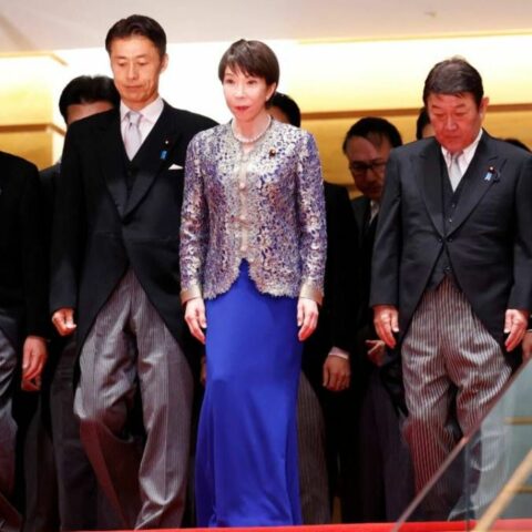 高市首相は”歴史”に学んだか？ 内閣改造で抱え込んだ複数の｢時限爆弾｣と｢外様｣細野氏重用に透ける権力闘争の蜜とワナ | 政治・経済・投資 | 東洋経済オンライン
