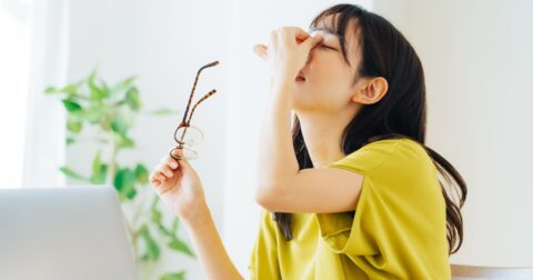 目が疲れたら「温める」「冷やす」どっちが正解？ 眼科医の答え – 100歳アイ
