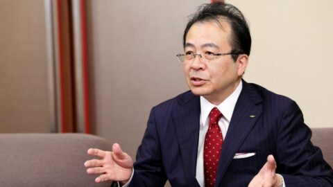 オールドメディアとの揶揄｢愉快ではない｣…新聞協会･中村会長が語る､20年で売上高が半減した新聞業界の現在地 | ビジネス | 東洋経済オンライン