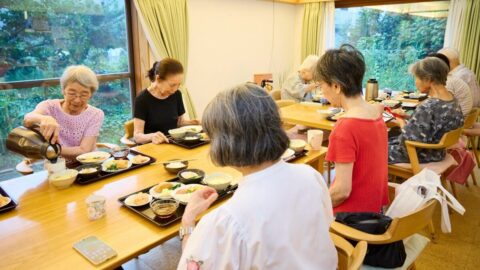 平均年齢86歳｢夕食だけ一緒｣の超快適シニアライフ…老人ホームとも違う､食事でつながる《ゆるい共同生活》の醍醐味 | ライフ | 東洋経済オンライン