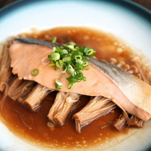 【朗報】鮭の塩焼きがパサつくのは腕のせいじゃない！ 旬のうま味を引き出す｢エノキ×バター×レンジ蒸し｣最強調理法 | ライフ | 東洋経済オンライン