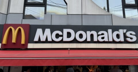 【マック】「ばかウマでした」17時から頼める“やけくそバーガー”肉もチーズも入れすぎだよ！「マジでお昼も食べたい」「満腹になりました」《実食レビュー》 – 今日のリーマンめし!!