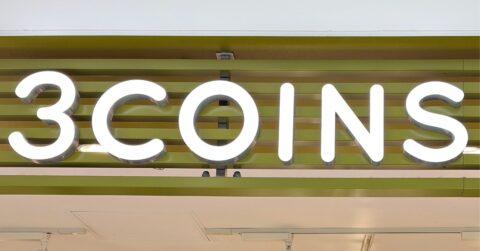 3COINSの「荷物がたっぷり入るショルダーバッグ」ペットボトルを立てて収納できて便利！シンプルだから長く愛用できそうです！《購入レビュー》 – これ、買ってよかった！