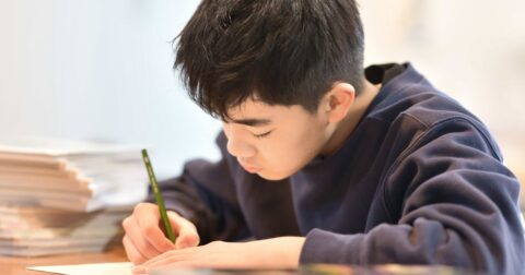 【小児科医が解説】「英語が得意な子」にするために、親がしてあげられる意外なこと・ベスト1 – 医師が教える 子どもの習慣 50の基本
