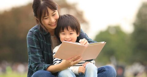 【小児科医が解説】家に「本」が何冊以上あると、子どもの学力は優位になるか？ – 医師が教える 子どもの習慣 50の基本