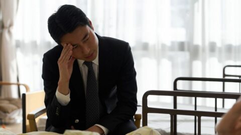 ｢いつになれば家に帰れるんだ｣　施設の母親から責められ続け…孝行息子の心をむしばむ介護由来”もらいうつ”のリアル | ライフ | 東洋経済オンライン